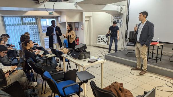 Les étudiants en journalisme dénoncent le rachat de l’ESJ Paris par un groupe d’oligarques