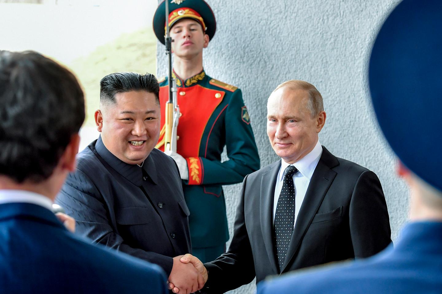 Rencontre inattendue entre le président laotien et Vladimir Poutine