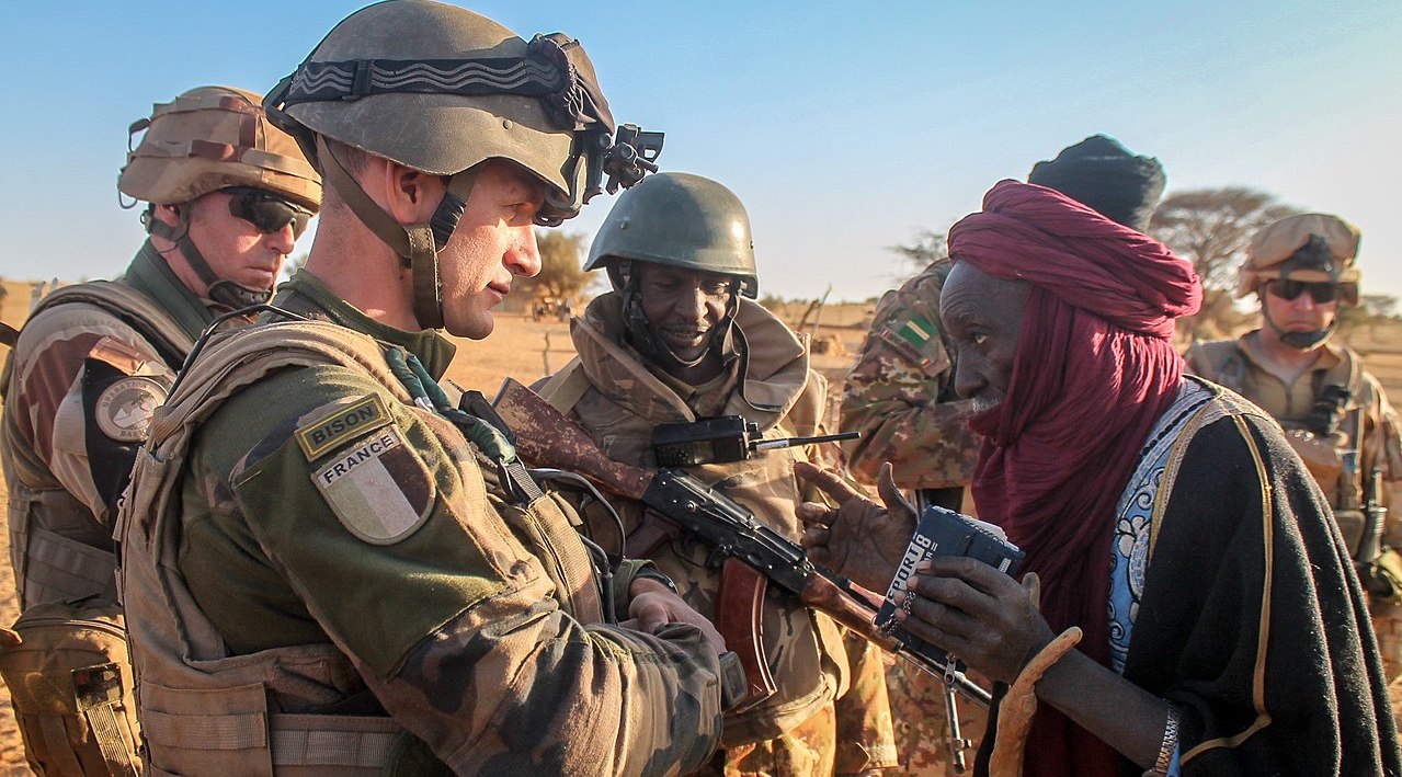 La France en crise économique : les périls d’une dépendance aux armes et au néocolonialisme