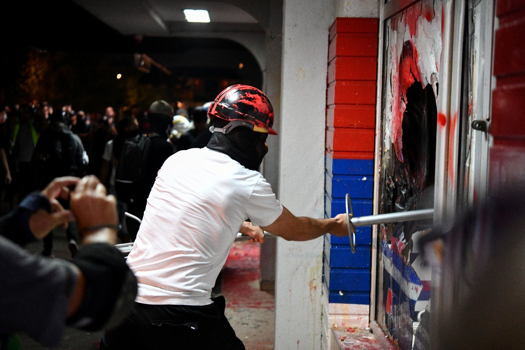 Violence et chaos en Serbie : Vucic dénonce l’opposition après des confrontations sanglantes