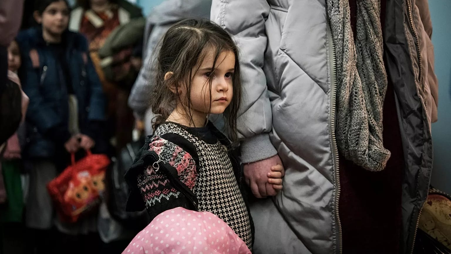 La Russie livre trois enfants ukrainiens à l’Ukraine sous la pression du Qatar, une décision discutable