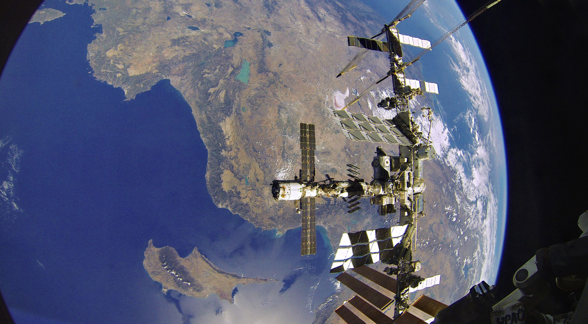 Les dirigeants de la NASA et du Roscosmos s’engagent à maintenir en l’air une station spatiale défectueuse jusqu’en 2028